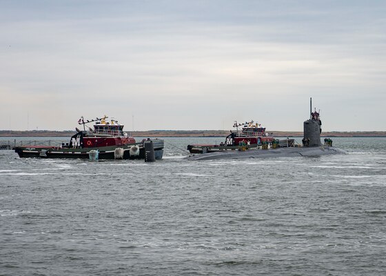 The Virginia-Class fast-attack submarine USS Washington (SSN 787) prepares to moor pier side at Naval Station Norfolk, Feb. 27, 2022.