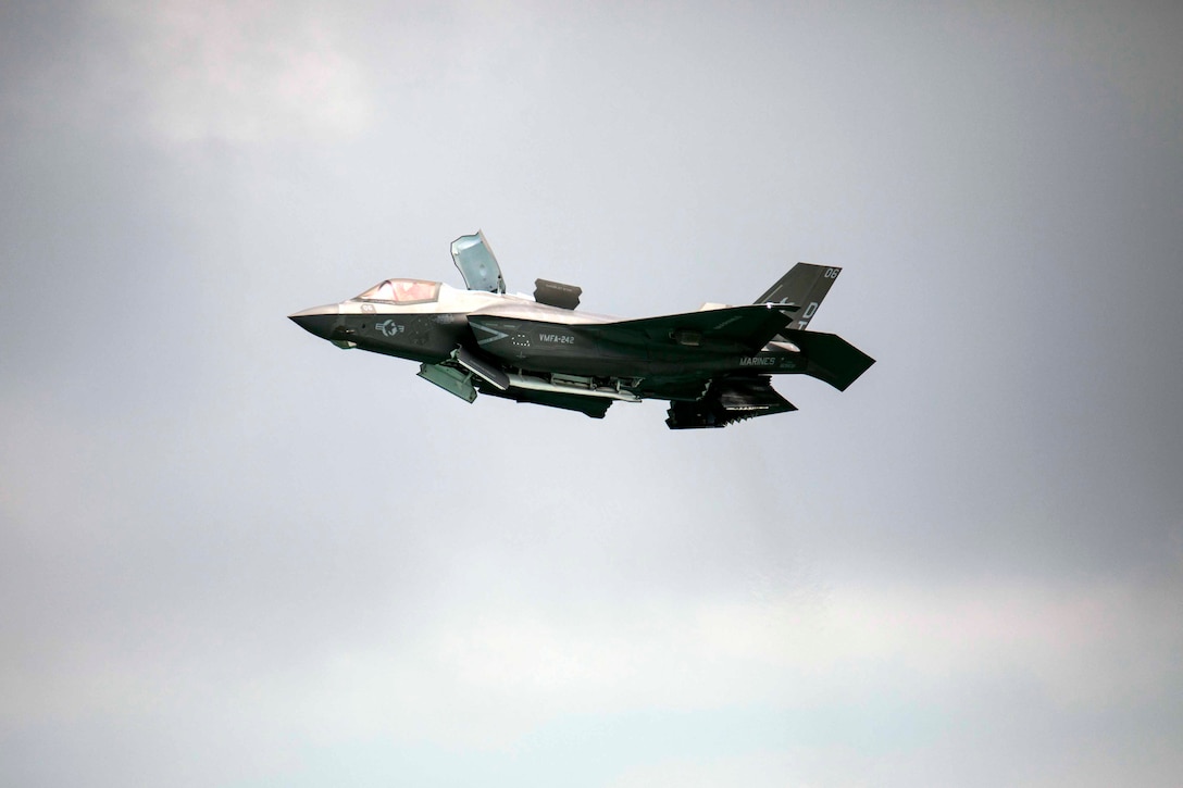 シンガポールで行われたエアショーで、アメリカ海兵隊のF35BライトニングIIがデモンストレーション飛行を披露しました。