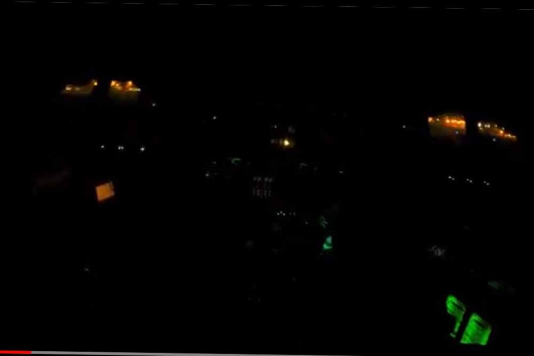 コックピットからの夜の滑走路