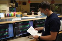 YORK, Pa. – U.S. Air Force 1st Lt. Daniel Hatch, a critical care nurse assigned to Joint Base San Antonio- Fort Sam Houston, Texas, confirms his patient’s most recent vitals while supporting COVID response operations at WellSpan Surgery and Rehabilitation Hospital in York, Pennsylvania, Jan. 2, 2022.
