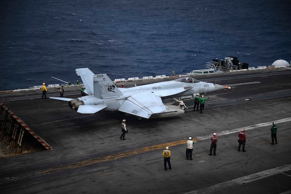 An F/A-18E Super Hornet, assigned to the “Stingers” of Strike Fighter Squadron (VFA) 113, prepares to launch off the flight deck Nimitz-class aircraft carrier USS Carl Vinson (CVN 70), Jan. 15, 2022.