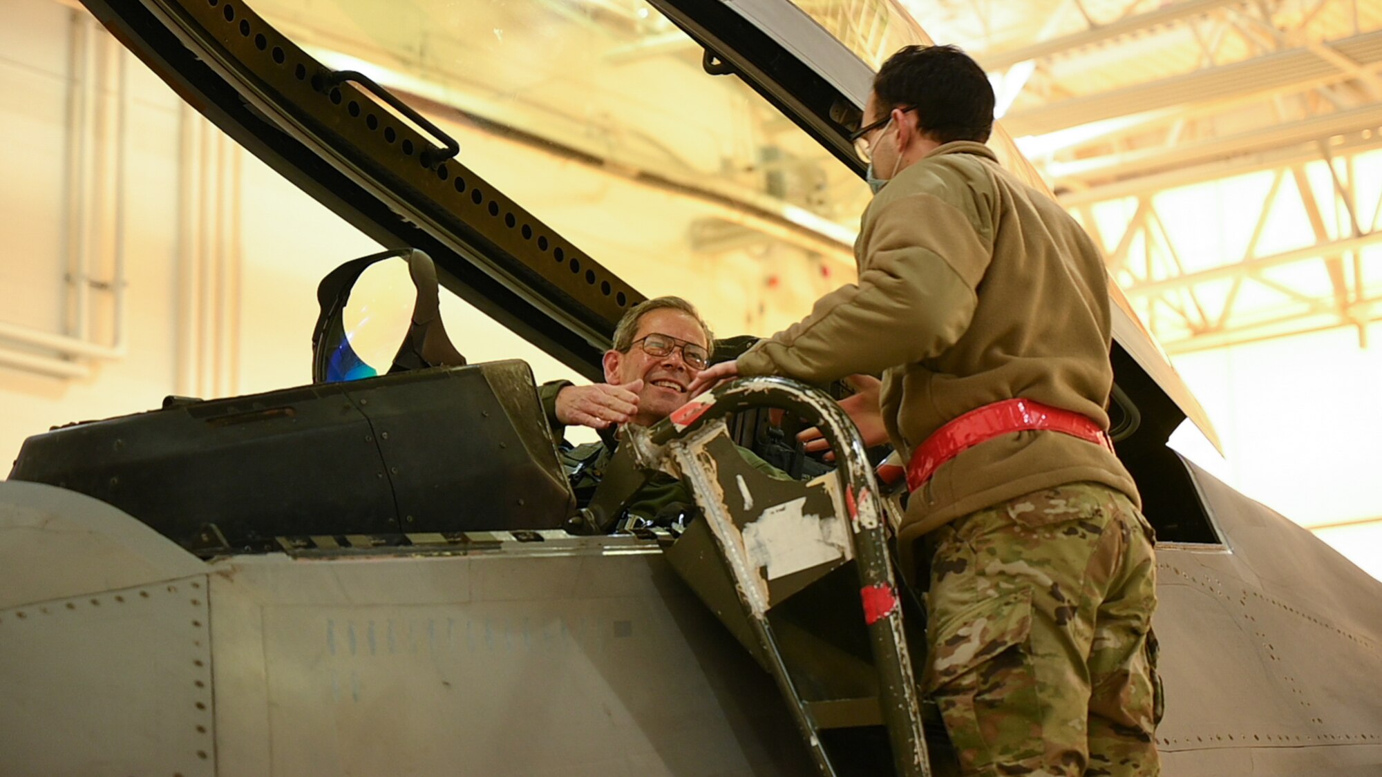 PACAF commander shakes the hand of a crew chief.