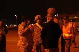 American Soldier speaks with Saudi official