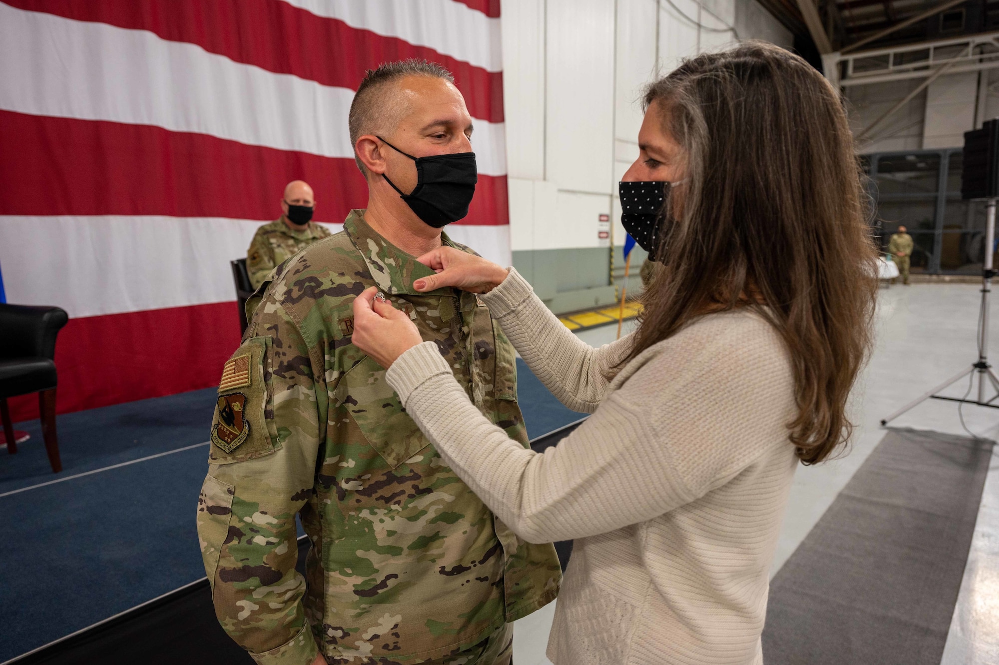 Lt. Col. Terry Rosenbalm, 507th Maintenance Group commander, receives his commander's pin from his spouse, Julie Rosenbalm, during a ceremony Jan. 8, 2022, at Tinker Air Force Base, Oklahoma. (U.S. Air Force photo by Master Sgt. Grady Epperly)