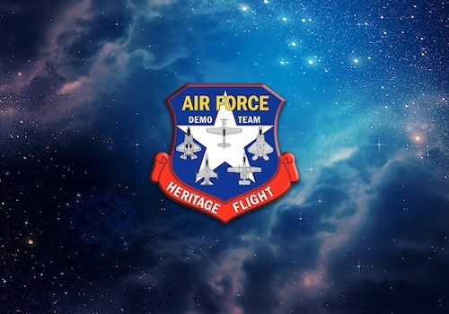 Die Air Force Heritage Flight Foundation feiert die Geschichte der US-amerikanischen Luftwaffe, indem sie jährliche historische Flugvorführungen auf der ganzen Welt anbietet.  Heritage-Flüge werden bei Veranstaltungen geflogen, die von Tagen der offenen Tür und Flugshows bis hin zu Sportveranstaltungen, Paraden und Beerdigungen reichen.  (Grafik der US Air Force)