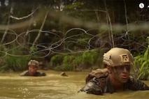 第３海兵師団が沖縄県北部に位置するジャングル訓練センターの耐久コースでの訓練を実施しました。隊員たちはジャングルで１週間の生存スキルをテストし、基本的な歩兵戦術および武器の取り扱いを学びました。