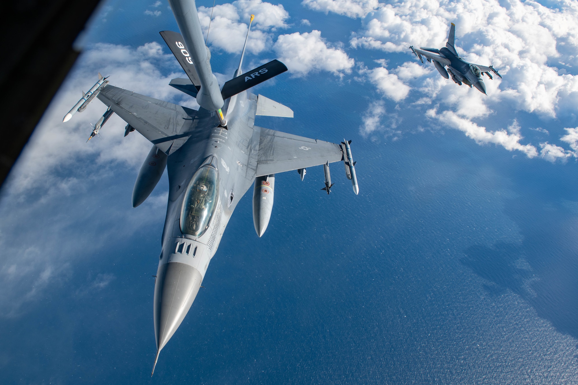 2 jets take turns getting refueled