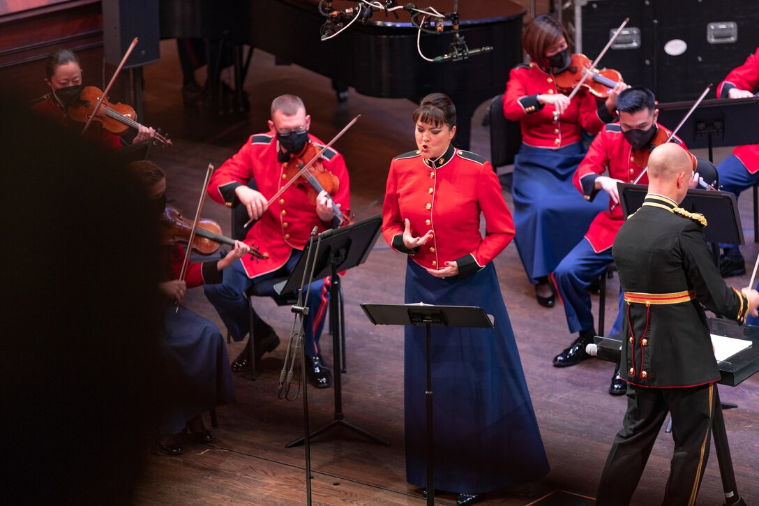 "The President's Own" began its 2022 concert season on Jan. 23 with a special return appearance by Ricardo Morales, principal clarinetist of the Philadelphia Orchestra. Morales performed Jacob Bancks' new Concerto for Clarinet and Orchestra commissioned in part by the Marine Chamber Orchestra.

Program & Notes: https://www.marineband.marines.mil/Portals/175/Docs/Programs/012322.pdf

(U.S. Marine Corps photo by SSgt. Chase Baran/Released)