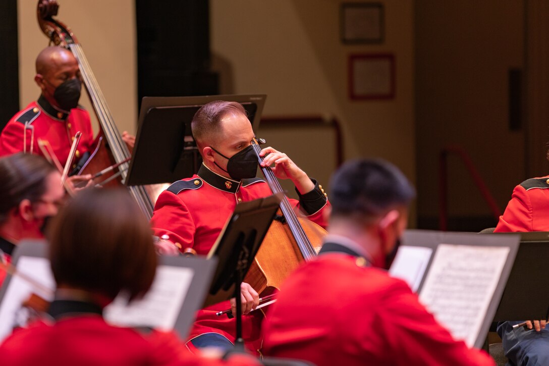 "The President's Own" began its 2022 concert season on Jan. 23 with a special return appearance by Ricardo Morales, principal clarinetist of the Philadelphia Orchestra. Morales performed Jacob Bancks' new Concerto for Clarinet and Orchestra commissioned in part by the Marine Chamber Orchestra.

Program & Notes: https://www.marineband.marines.mil/Portals/175/Docs/Programs/012322.pdf

(U.S. Marine Corps photo by SSgt. Chase Baran/Released)