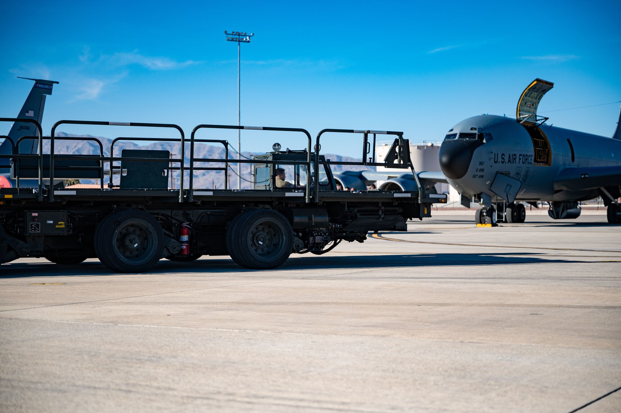 unloading a KC-135