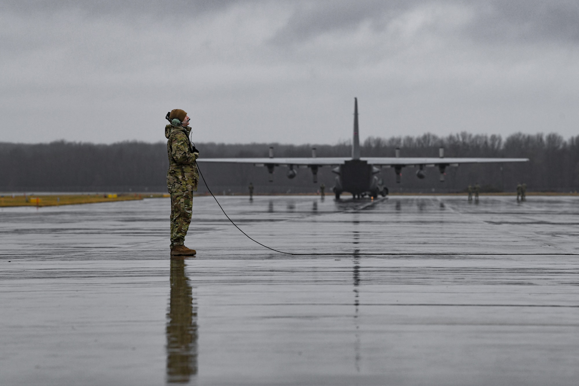 Reserve Citizen Airmen, assigned to the 910th Airlift Wing, prepare C-130H Hercules aircraft for takeoff on Jan. 9, 2022, on the flightline at Youngstown Air Reserve Station.