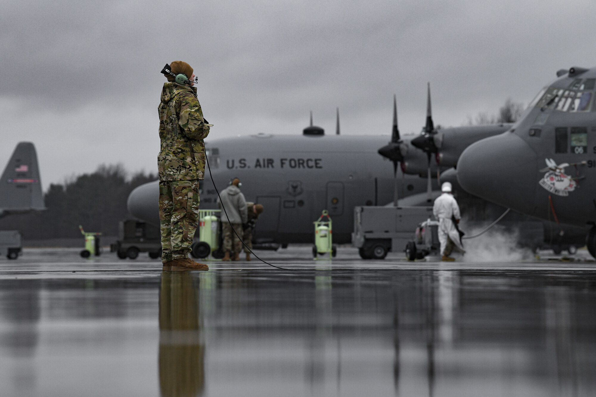 Reserve Citizen Airmen, assigned to the 910th Airlift Wing, prepare C-130H Hercules aircraft for takeoff on Jan. 9, 2022, on the flightline at Youngstown Air Reserve Station.