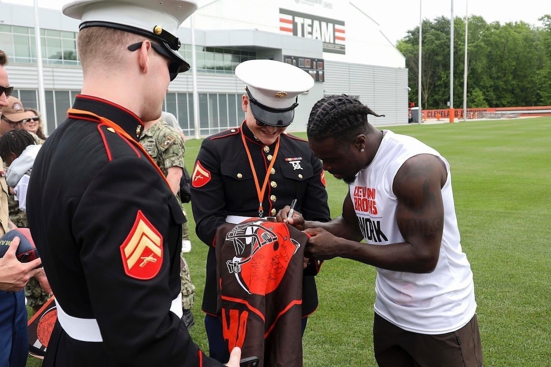 U.S. Marines with 3rd Battalion 25th Marines, meet Cleveland Browns players, during official team activities at Cleveland, OH., May 25, 2022. The Browns had practice open to the military community as part of the Browns Give Back campaign. (U.S. Marine Corps photo by Sgt. Nello Miele)