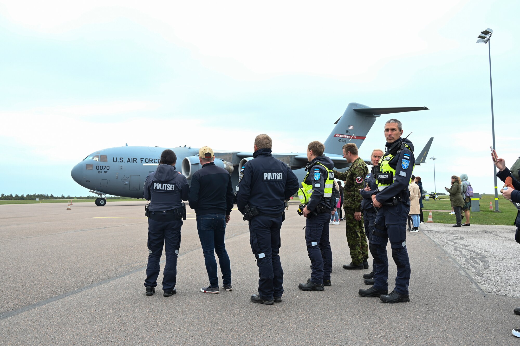 Members of the Estonian Defence Force and the Estonian Police tour a West Virginia Air National Guard C-17 Globemaster III aircraft in support of the DEFENDER-Europe 22  exercise, May 25, 2022, at Amari Air Base in Harjumaa, Estonia.