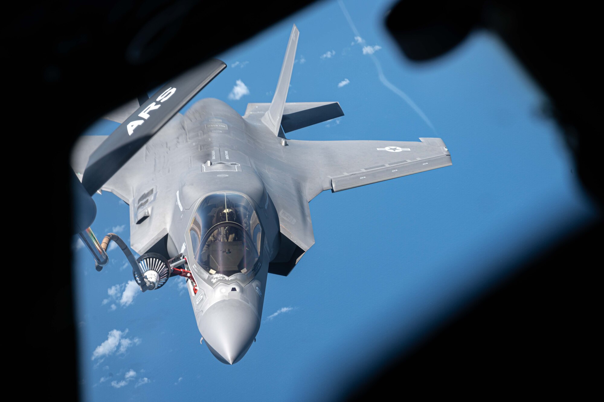 Aircraft receives fuel from another aircraft while in flight