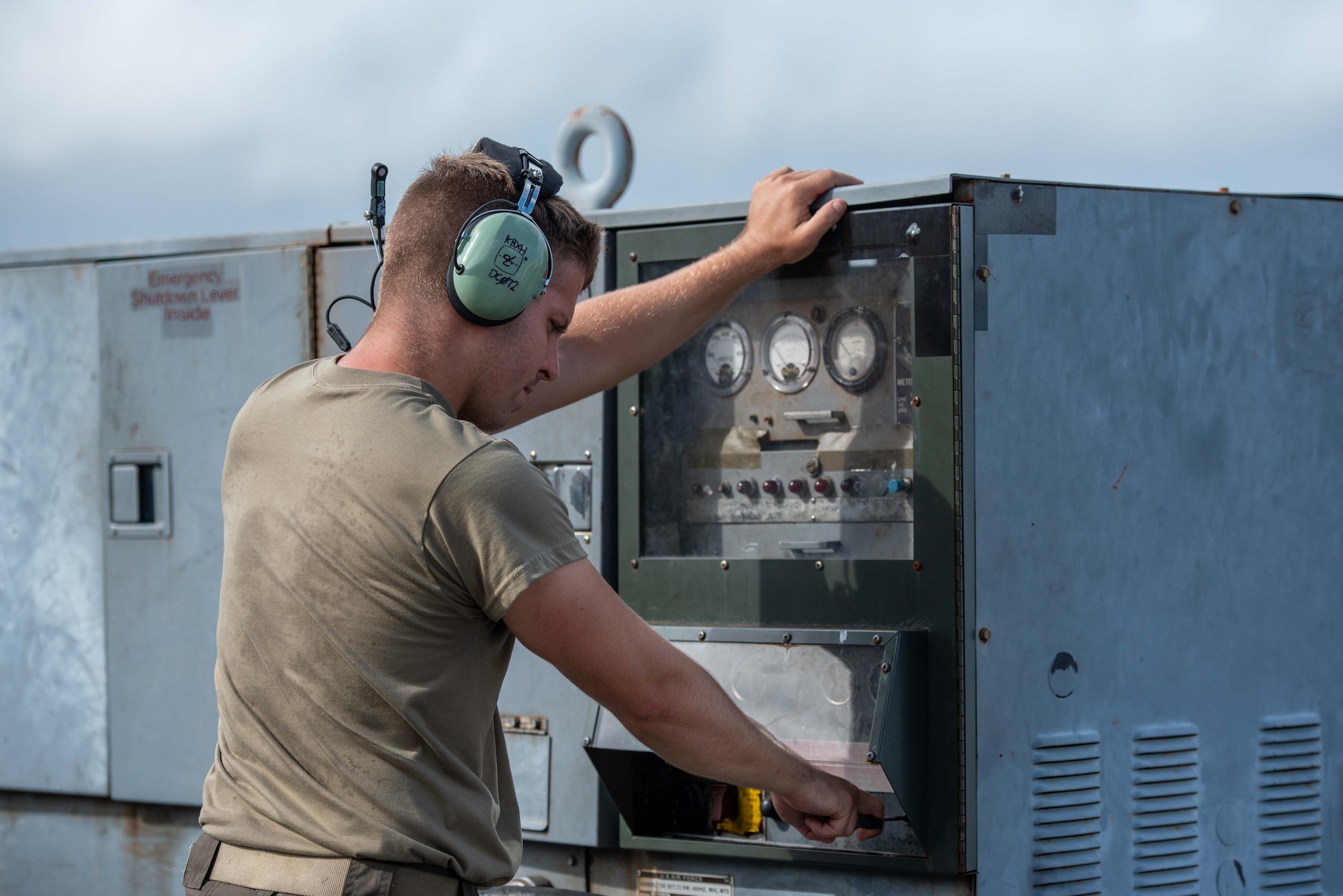 Maintainer monitors an aircraft power cart