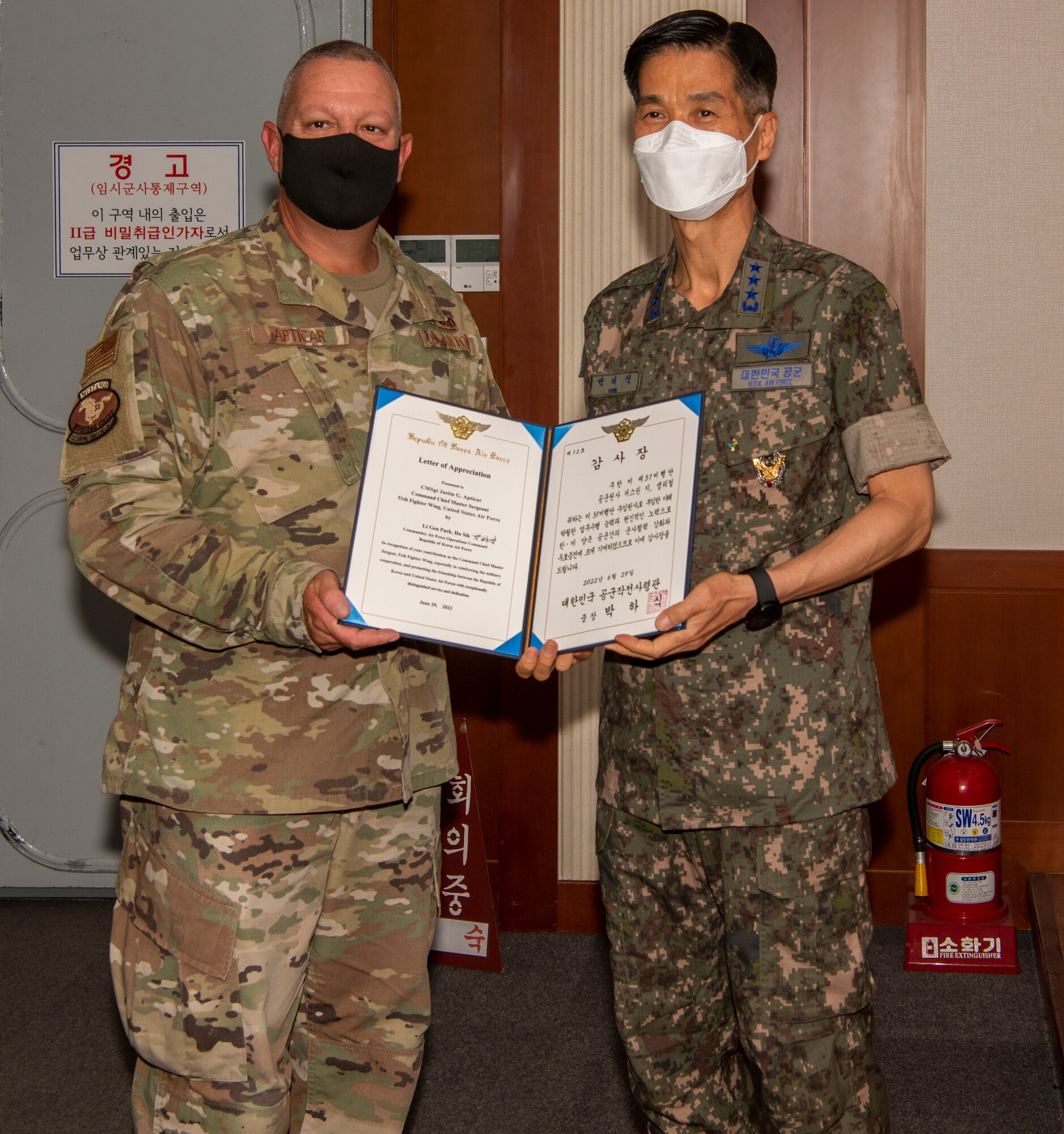 Lt. Gen. Park, Ha Sik, commander of the Republic of Korea Air Force Operations Command, presents a Citation of Appreciation to Chief Master Sgt. Justin Apticar, 51st Fighter Wing, command chief at Osan Air Base, Republic of Korea, June 29, 2022.
