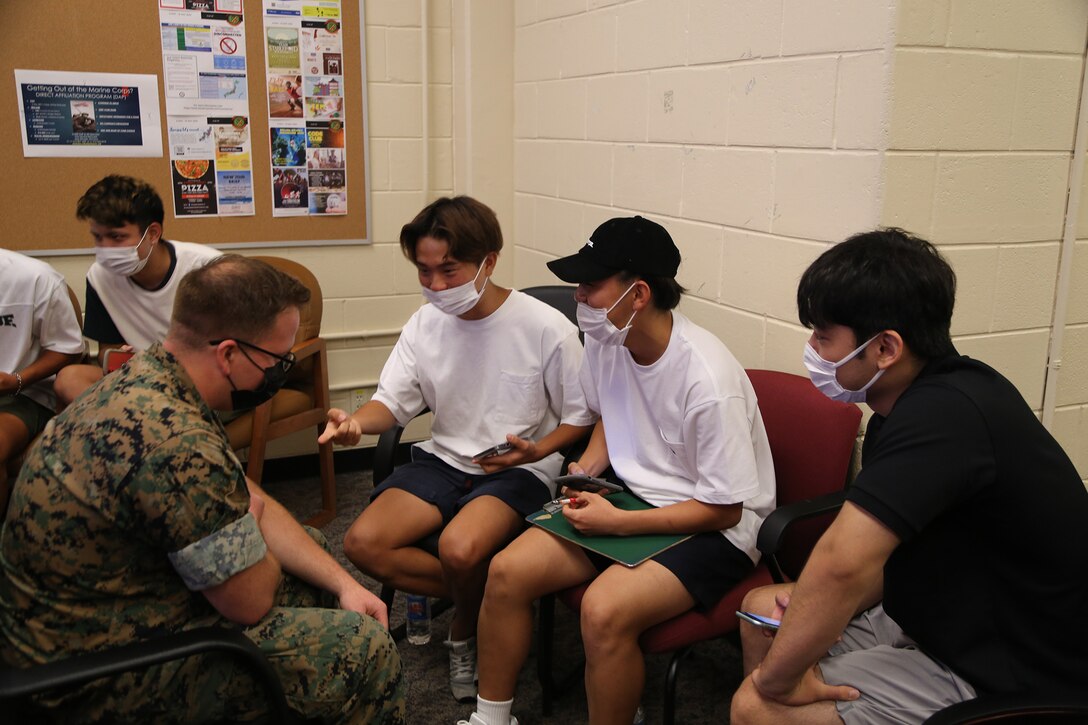 沖縄国際大学経済学部地域環境政策学科の生徒たちがキャンプキンザー基地を訪問しました。