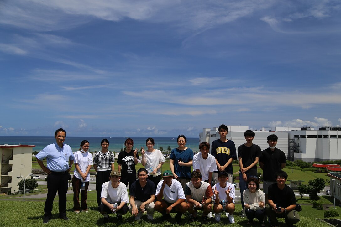 沖縄国際大学経済学部地域環境政策学科の生徒たちがキャンプキンザー基地を訪問しました。