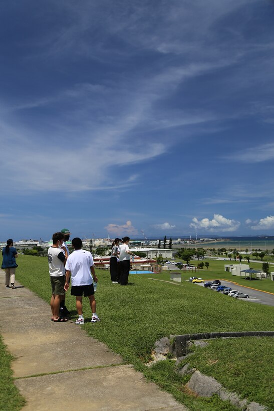 沖縄国際大学経済学部地域環境政策学科の生徒たちがキャンプキンザー基地を訪問しました。