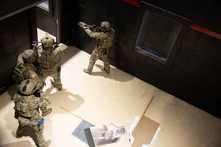 Soldiers from the 19th Special Forces Group (Airborne) perform a demonstration of advanced urban combat during the opening of the SOF LFSH.