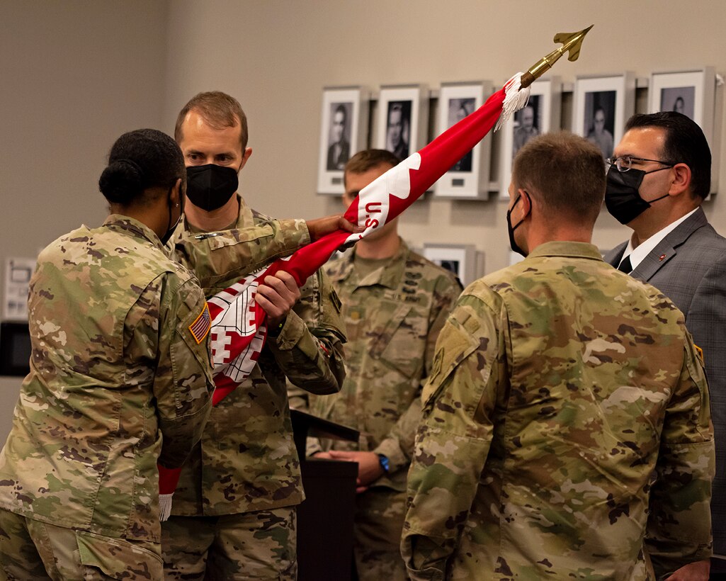 Lt. Col. Jerre Hansbrough takes command of the Albuquerque District, symbolized in the acceptance of the USACE flag from South Pacific Division Commander Col. (P) Antoinette Gant, during the change of command ceremony at the district's office, July 7, 2022.