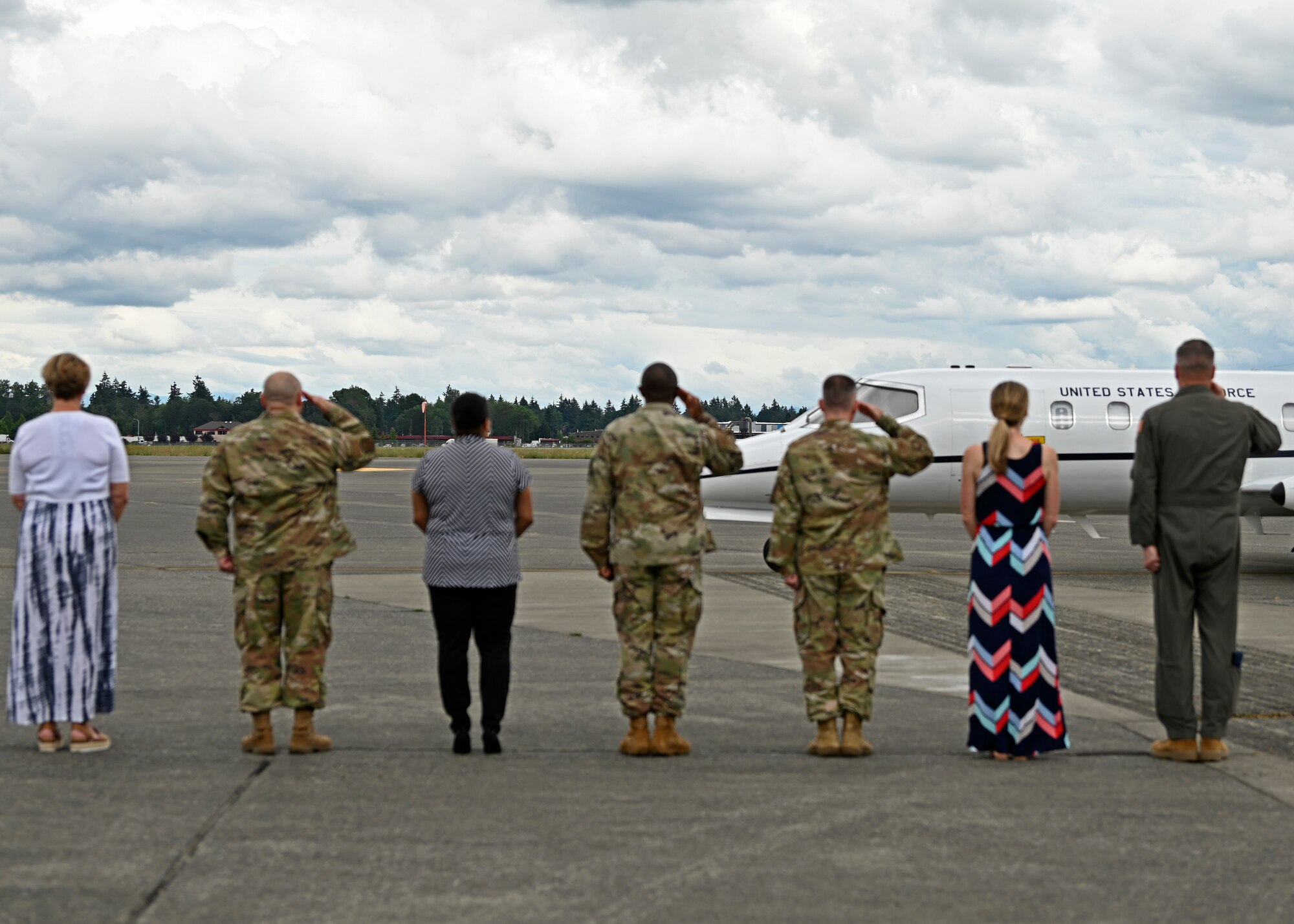 Team McChord leadership and families welcome U.S. Air Force Gen. Mike Minihan, Air Mobility Command commander, and Chief Master Sgt. Brian Kruzelnick, AMC command chief, at Joint Base Lewis-McChord, Washington, July 6, 2022. Minihan and Kruzelnick spent two days visiting Team McChord to experience the way America’s Airlift Wing executes rapid global mobility. (U.S. Air Force photo by Senior Airman Callie Norton)