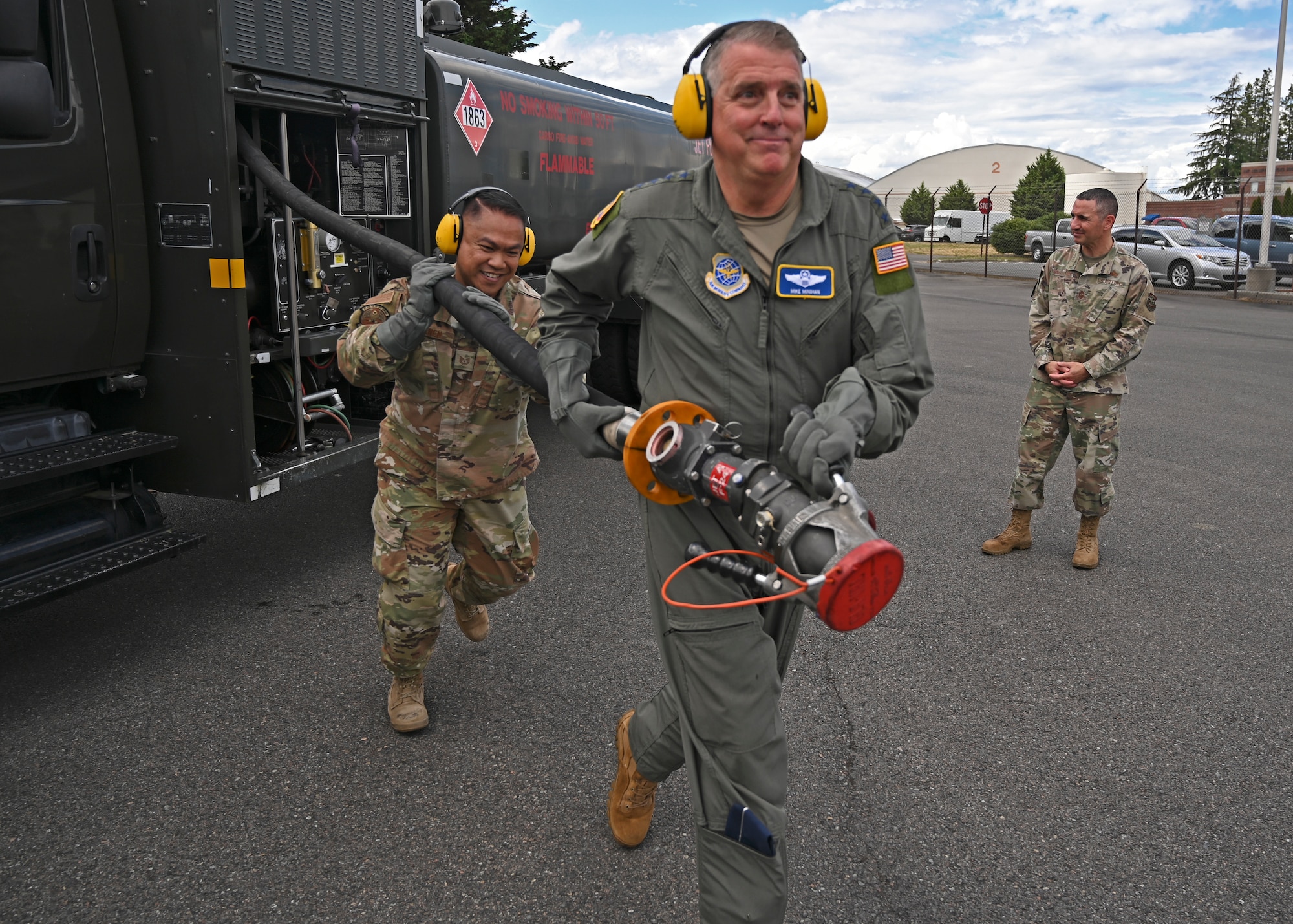 U.S. Air Force Tech. Sgt. Jeffrey Panen, left, fuels service center NCO in charge with the 627th Logistics Readiness Squadron, and Gen. Mike Minihan, Air Mobility Command commander, simulate a refueling at Joint Base Lewis-McChord, Washington, July 7, 2022. Minihan and Chief Master Sgt. Brian Kruzelnick, AMC command chief, spent two days visiting Team McChord to experience the way America’s Airlift Wing executes rapid global mobility. (U.S. Air Force photo by Senior Airman Callie Norton)