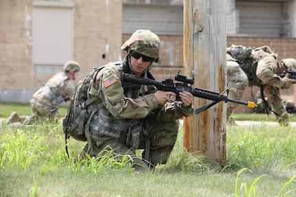 Staff Sgt. Kyler Saxon, center, and other Soldiers with the 160th Engineer Company, Delaware Army National Guard, train at Fort Indiantown Gap, Pa., July 12, 2022, to prepare for deployment.