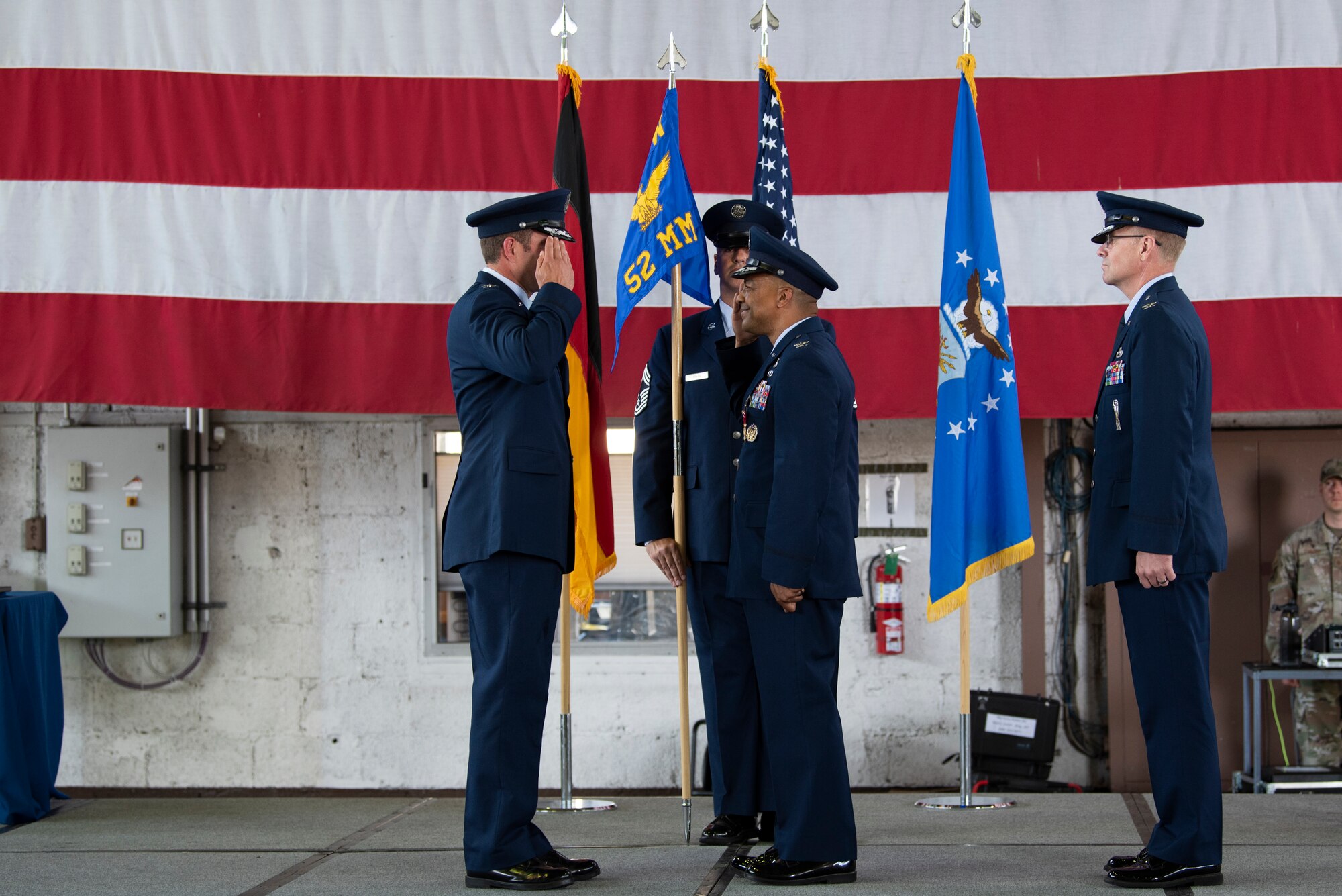 The 52nd MMG changes command.