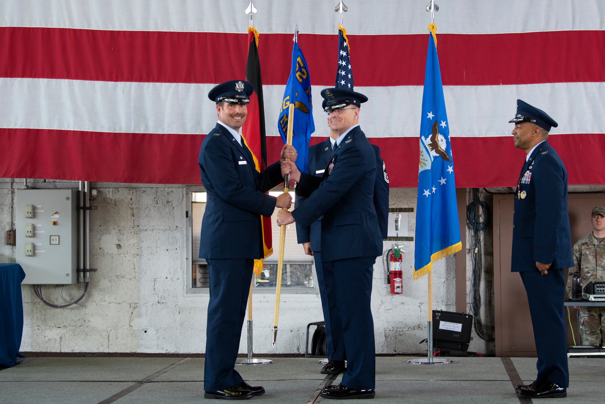 The 52nd MMG changes command.