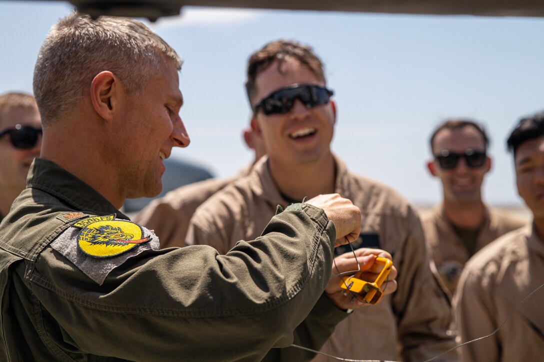 MWSS-473 Marines refuel U.S. Air Force A-10 Warthogs