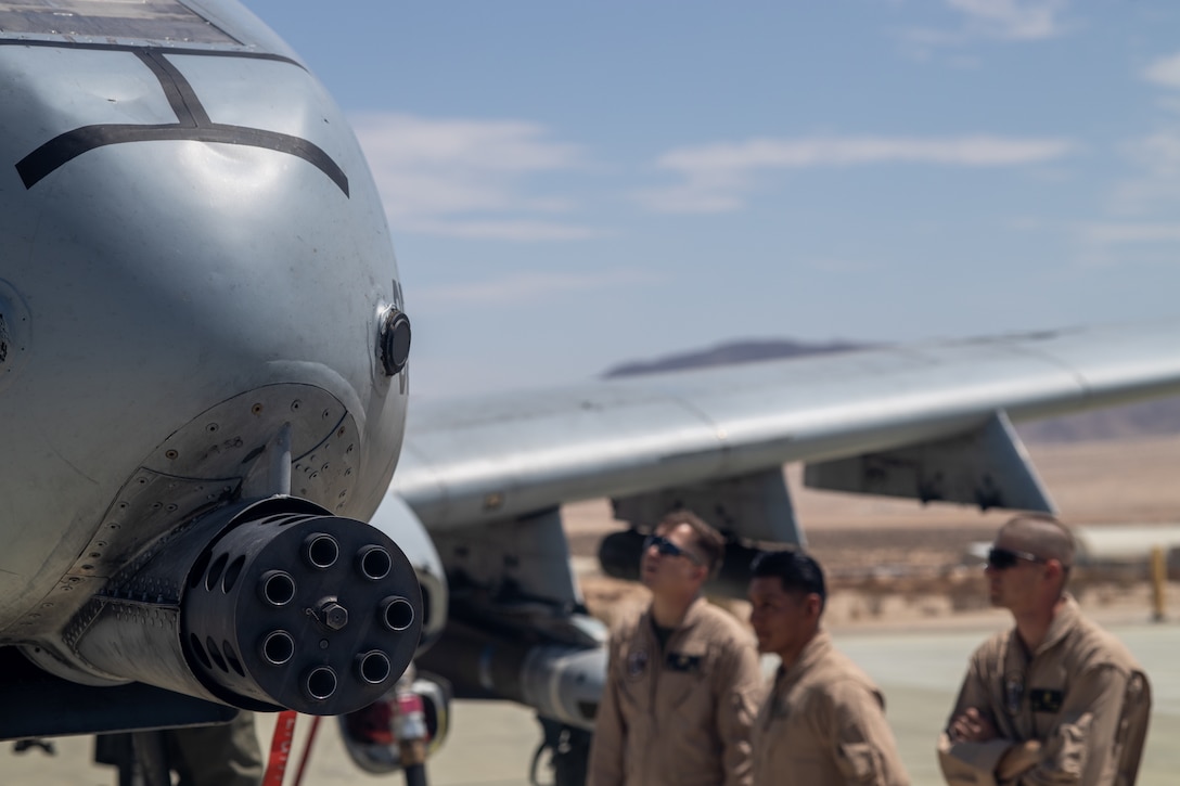 MWSS-473 Marines refuel U.S. Air Force A-10 Warthogs