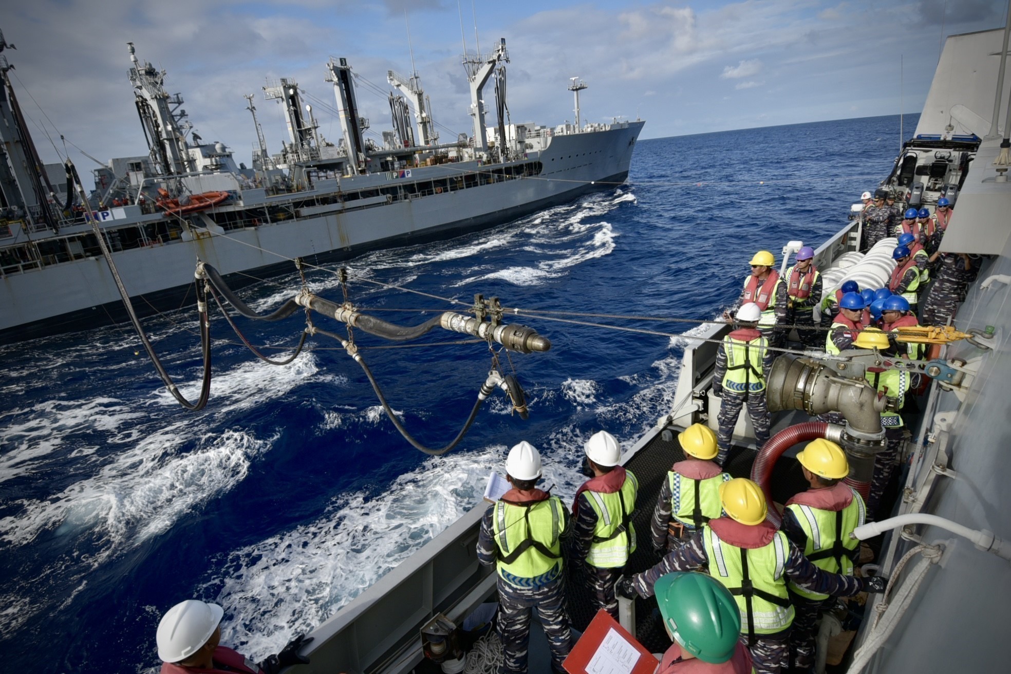 KRI I Gusti Ngurah Rai conducts an underway replenishment with USNS Henry J. Kaiser during RIMPAC 2022.
