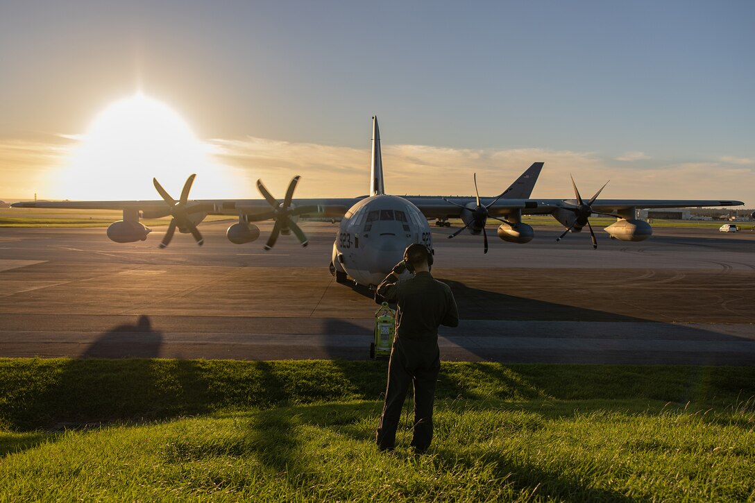 ロードマスターが海兵第152空中給油輸送中隊所属のKC-130Jスーパーハーキュリーズの離陸前点検を行っている一コマです。