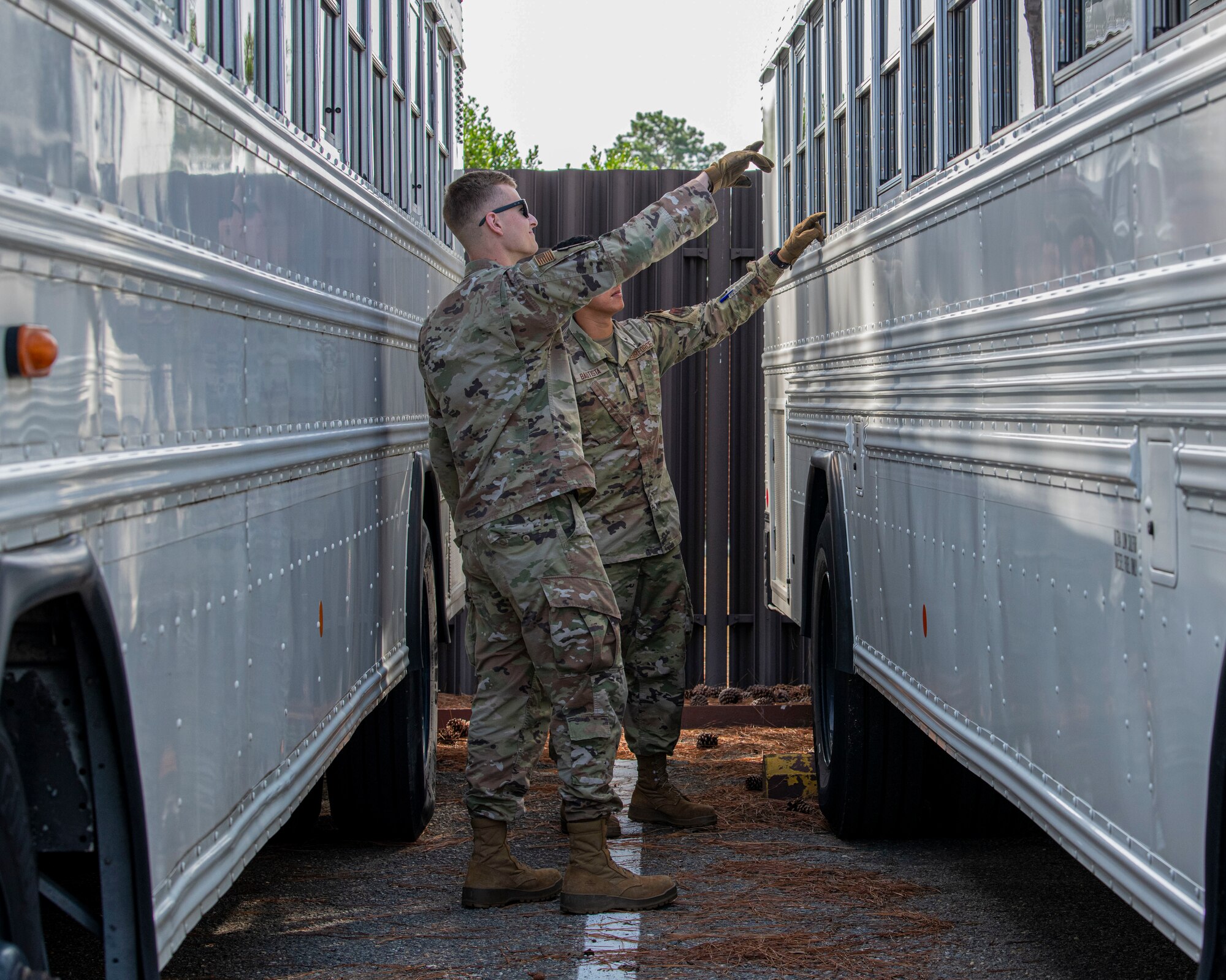 Senior Airman Remington Lindsey, 4th Logistics Readiness Squadron ground

transportation trainer, inspects windows with Airman 1st Class Carl

Bautista, 4th LRS ground transportation operator, at Seymour Johnson Air

Force Base, North Carolina, July 14, 2022. The 4th LRS provides logistics

support for F-15E Strike Eagle aircraft and supports units across the base.

(U.S. Air Force photo by Airman 1st Class Sabrina Fuller.)