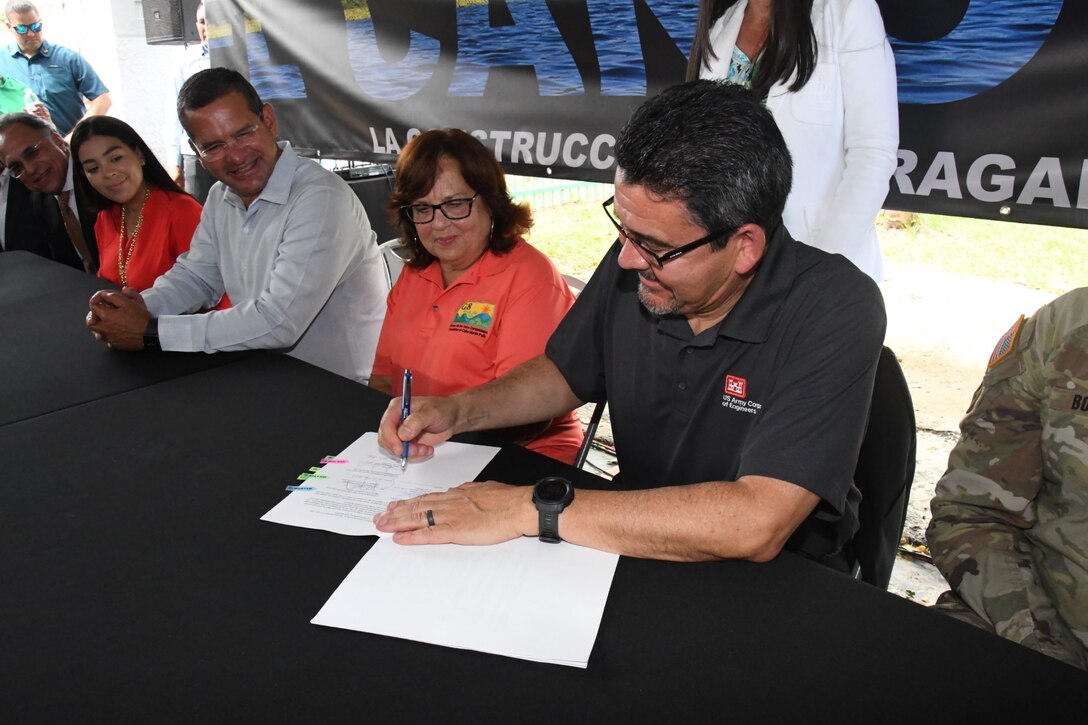 The U.S. Army Corps of Engineers Jacksonville District hosted a Ceremonial Signing for the Project Partnership Agreement (PPA) and Memorandum of Agreement (MOA) to start construction of the Caño Martín Peña Ecosystem Restoration Project today at the Area Recreativa Jose Pepe Diaz (Pepe Díaz Trail Park), San Juan, Puerto Rico.