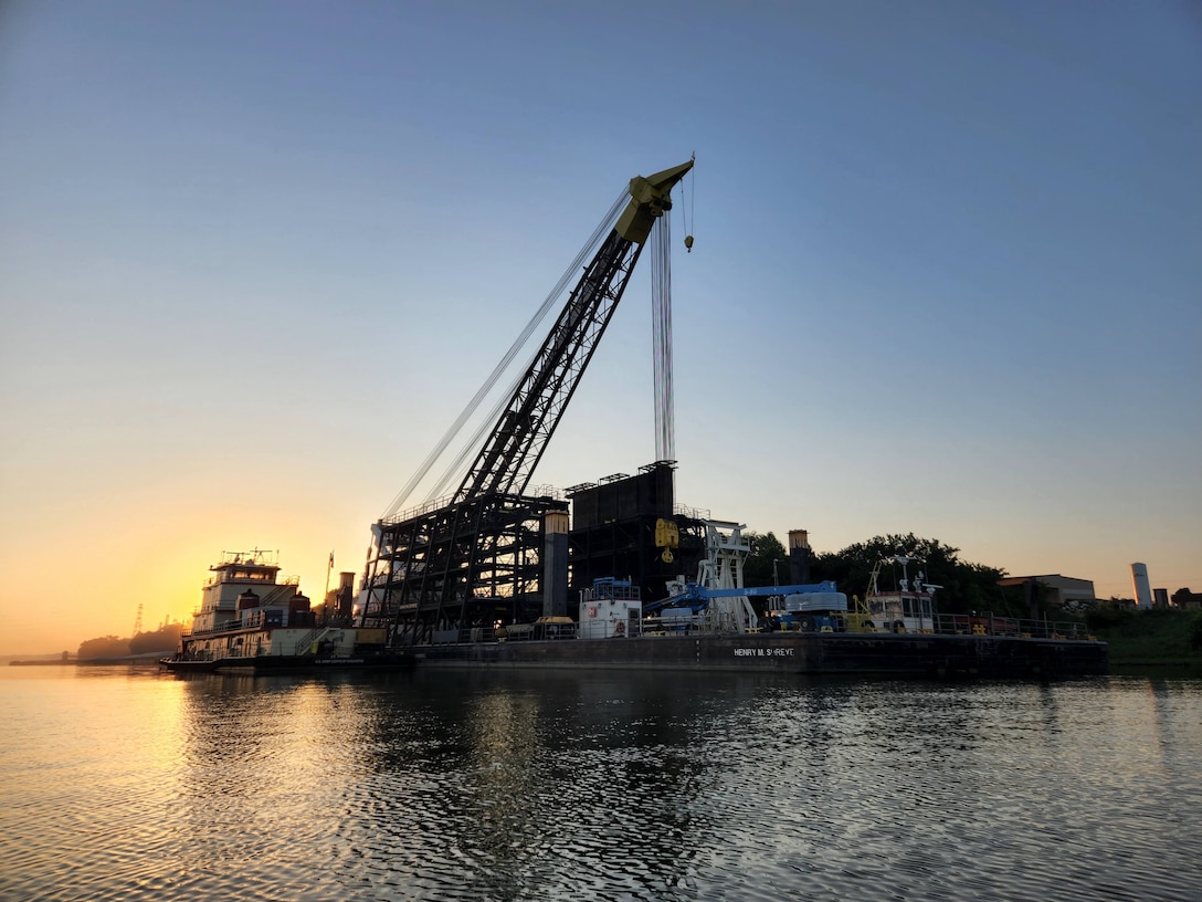 The Henry M. Shreve unloads Cannelton Locks and Dam’s old north chamber miter gates in downtown Louisville, Kentucky | Photo of the Week | Photo courtesy of Gary Grunwald and the Louisville Rowing Club