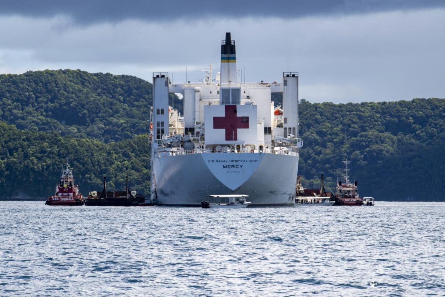PACIFIC OCEAN (July 18, 2022) – Military Sealift Command hospital ship USNS Mercy (T-AH 19) sits at anchor upon its arrival off the coast of Koror, Palau during Pacific Partnership 2022. Now in its 17th year, Pacific Partnership is the largest annual multinational humanitarian assistance and disaster relief preparedness mission conducted in the Indo-Pacific. (U.S. Navy photo by Mass Communication Specialist 2nd Class Brandie Nuzzi)