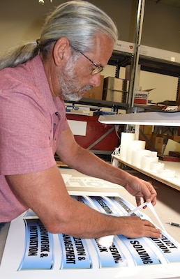 DLA Installation Management Susquehanna sign painter retires after 40 years of federal service