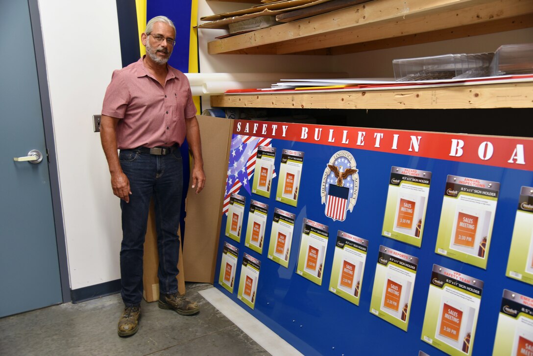 DLA Installation Management Susquehanna sign painter retires after 40 years of federal service