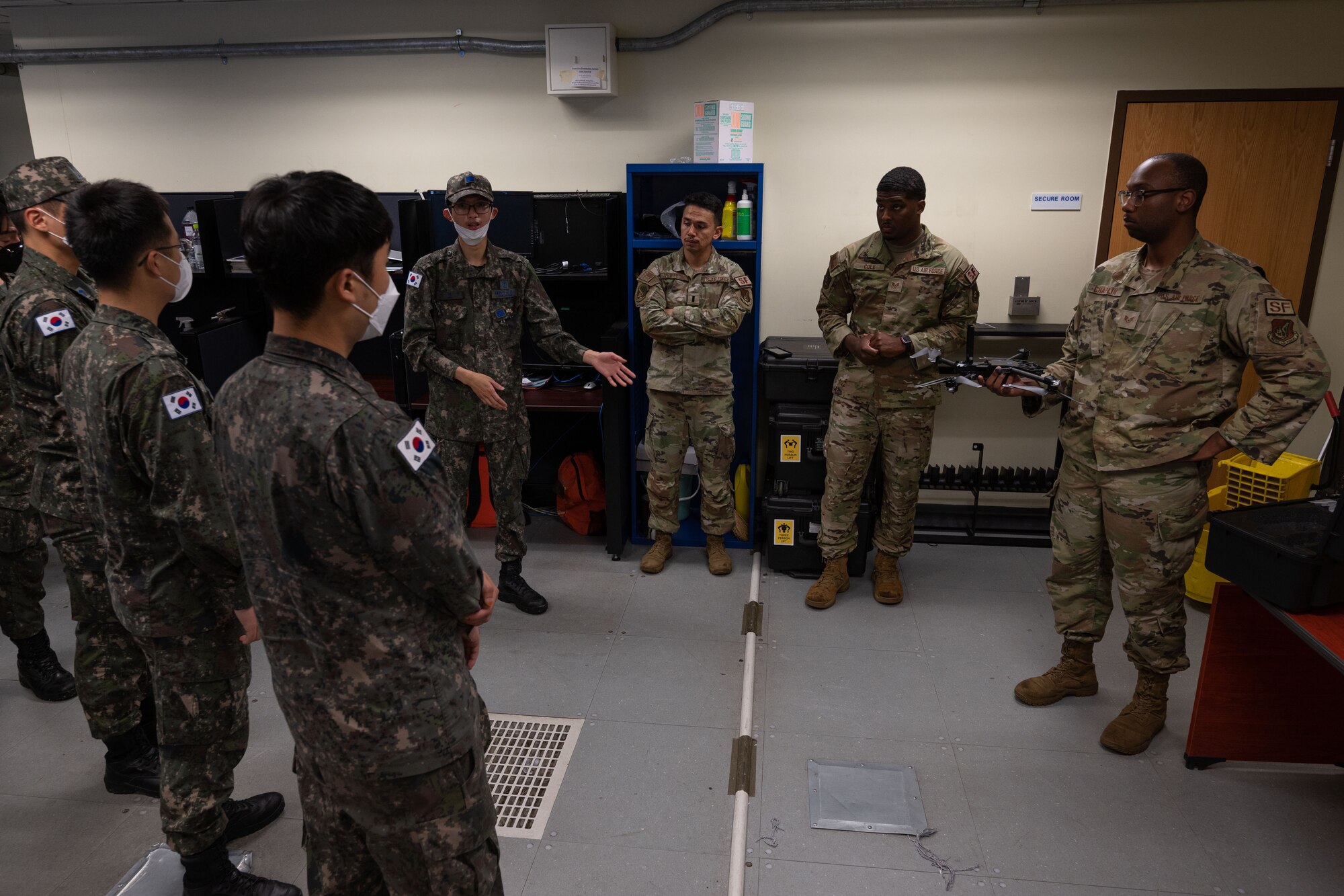 ROKAF Airmen get briefed from USAF Airmen.