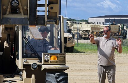 88th Readiness Division Draw Yard offers forklift maintenance class for first time