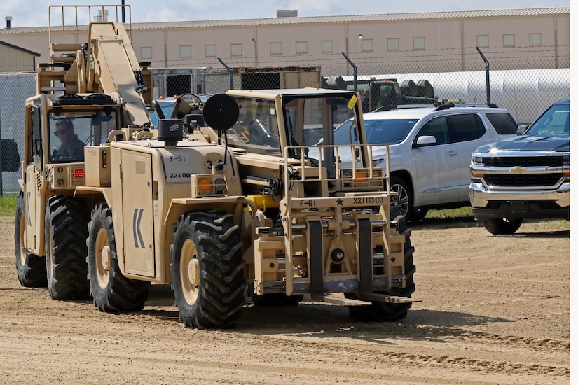 88th Readiness Division Draw Yard offers forklift maintenance class for