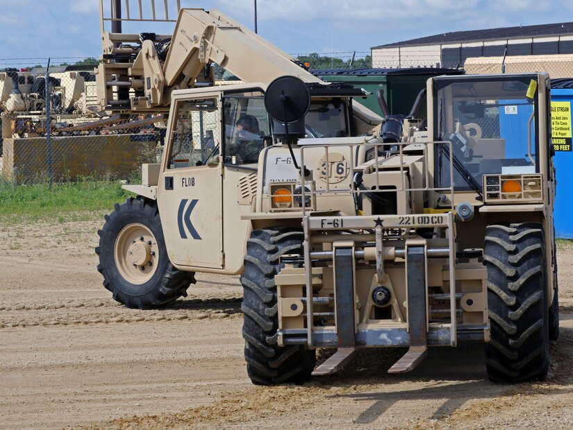 88th Readiness Division Draw Yard offers forklift maintenance class for first time