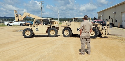88th Readiness Division Draw Yard offers forklift maintenance class for first time