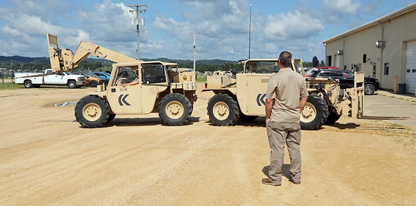 88th Readiness Division Draw Yard offers forklift maintenance class for first time