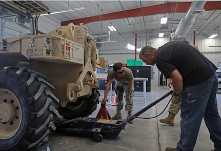 88th Readiness Division Draw Yard offers forklift maintenance class for first time