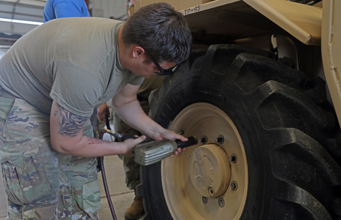 88th Readiness Division Draw Yard offers forklift maintenance class for first time