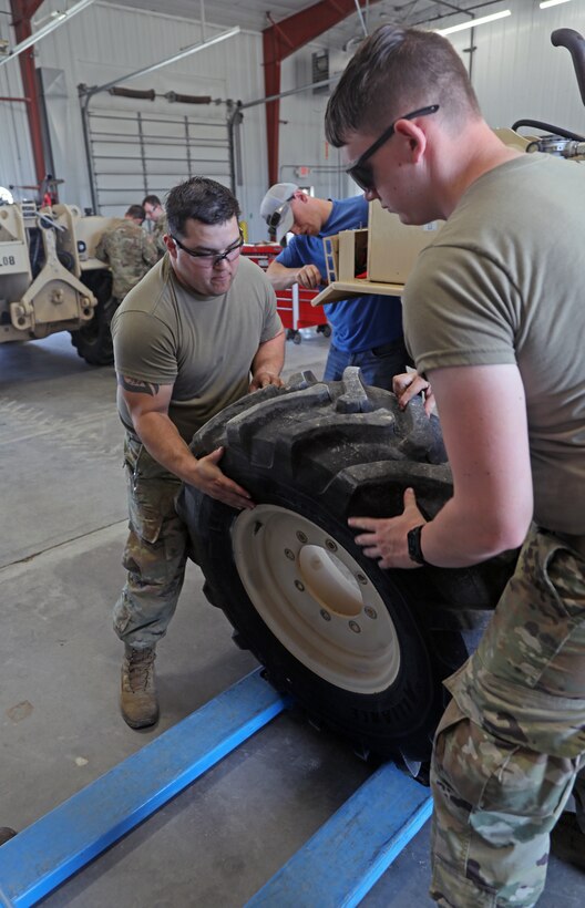 88th Readiness Division Draw Yard offers forklift maintenance class for first time